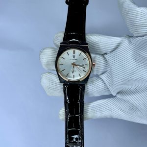 Elegant Quartz Watch Classic Design with Day-Date Display